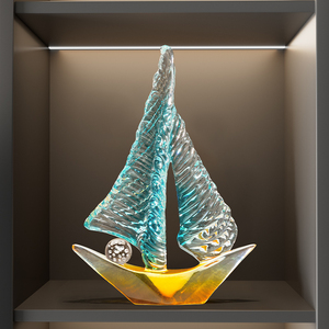 Adorno de Barco de Cristal, Escultura de Navegación Suave, Vela Azul, Casco Dorado, Decoración Artística Hecha a Mano para Sala de Estar u Oficina - Product Image 1