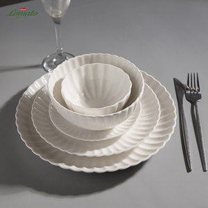 Service de table en porcelaine blanche gaufrée en forme de pétale, 24/36/48 pièces, pour hôtels et restaurants, avec logo personnalisé, coffret cadeau, vente en gros - Product Image 1