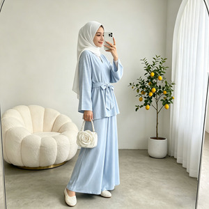 Conjunto modesto estilo kimono azul claro para mujer, top con cintura atada y pantalones de pierna ancha, elegante atuendo musulmán. - Product Image 3