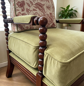 Silla de Salón Tradicional de Madera de Nogal Oscuro con Respaldo Estilo Queen Anne y Tapicería Floral, Muebles de Ocio Hechos a Mano - Product Image 4