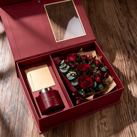 Boîte cadeau de luxe avec couvercle transparent et intérieur compartimenté pour la présentation de bouquets de fleurs et de cosmétiques