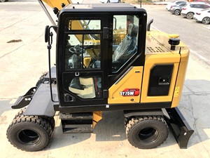 Excavatrice sur pneus Sany SY75W d'occasion, équipement de construction, avec accessoires : pince, tarière, brise-roche, certifiée CE - Product Image 3