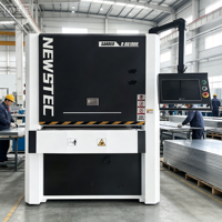Machine à rectifier les plaques métalliques R-RD1000MM avec 8 brosses rotatives pour le débavurage et le rondissage des bords, idéale pour la rouille et l'oxyde