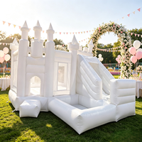 Structure gonflable blanche portable Princesse avec toboggan et piscine à balles 16.5x13x10.8ft avec souffleur pour location événementielle et divertissement extérieur commercial