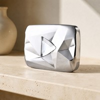 Replica Personalizzata del Pulsante Play di YouTube in Argento Lucido con Dettagli in Cristallo, Trofeo Geometrico per Creatori di Contenuti, Regalo Souvenir