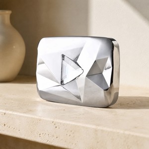 Replica Personalizzata del Pulsante <span class=keywords><strong>Play</strong></span> di <span class=keywords><strong>YouTube</strong></span> in Argento Lucido con Dettagli in Cristallo, Trofeo Geometrico per Creatori di Contenuti, Regalo Souvenir - Product Image 3