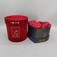 Boîtes cadeaux rondes en papier noir et velours rouge avec logo en feuille d'or, design personnalisé, matériaux recyclés, finition mate et gaufrage