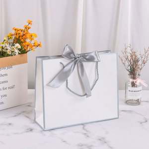 Bolsas de Regalo de Papel Kraft Mini con Logotipo Personalizado para Pequeñas Empresas y Venta Minorista de Ropa, Empaque Versátil para Uso en Venta Minorista de Alimentos - Product Image 1