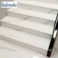 Marches d'escalier en porcelaine brillante, finition marbre blanc de Carrare, carreaux de marches