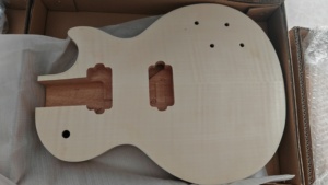 Guitarra de Cuerpo Sólido de 6 Cuerdas Modelo 1022D - Diapasón de Caoba Barnizado para Zurdos/Diestros Principiantes - Product Image 3