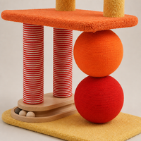 Arbre à chat à 2 niveaux au design coloré avec poteaux à gratter en corde de sisal, tissu en peluche, structure en bois et jouet à billes pour petits chats