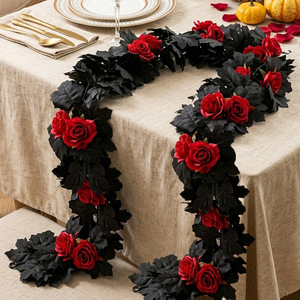 Décoration d'Halloween : Guirlande de feuilles d'érable noires et de roses artificielles en soie pour la décoration de la porte d'entrée ou du porche. - Product Image 3