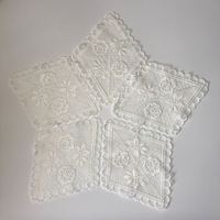 Accessoires de décoration : garnitures, nappes, tapis de table, coussins de canapé, sets de table brodés en dentelle, dessous de verre, articles en tissu d'art, décorations de cuisine, nappes de table