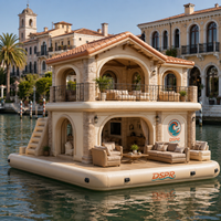 Maison flottante gonflable haut de gamme à double pont avec toit en tuiles, fenêtre en arche et escalier, idéale pour club nautique privé et loisirs aquatiques VIP