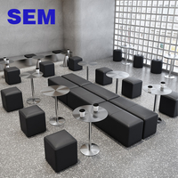 Mobilier de restaurant de style industriel SEM : Banquette murale de café, canapé de loisirs sans dossier, longue banquette et table avec chaises noires