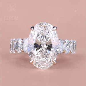 Bague de fiançailles de luxe personnalisée en argent 925 avec pierres latérales en diamant ovale VVS cultivé en laboratoire certifié IGI, diamant CVD créé en laboratoire - Product Image 1