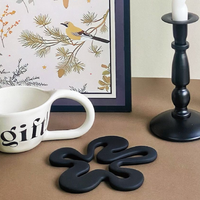 Sous-verres isolants en silicone à motif floral simple 2026 – Tapis de cuisine modernes résistants aux hautes températures pour la maison