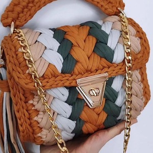 Sac tissé au crochet fait main style <span class=keywords><strong>Hyuna</strong></span>, avec chaînes et fermeture à rabat, en polyester de couleur contrastante – Offre spéciale - Product Image 5