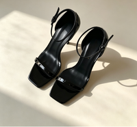 Sandales à talons aiguilles à bride unique de marque de créateur, dessus en microfibre, bout carré, décoration lettrée, grandes tailles pour femmes