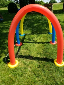 Túnel Inflable Arcoíris con Aspersor para Niños, Juego Acuático de Verano para Exteriores - Product Image 5