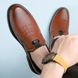 Mocasines de Cuero Genuino para Hombre, Punta Redonda, Sin Cordones, Suela de Goma Suave, Diseño Sólido con Logotipo en la Parte Inferior, Zapatos Casuales de Negocios para Otoño - Product Image 2