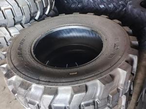 Neumáticos para Camiones de Servicio Pesado, Precio al por Mayor, Neumáticos Radiales con Cámara 16.9-24, Resistentes al Balasto para Uso en Carretera - Product Image 4