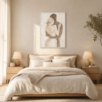 Tableau sur toile encadré, grand format, décoratif, style moderne et épuré, représentant une paire de couple romantique enlacée, couleur beige neutre, pour décoration murale de chambre à coucher.