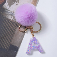Vente en gros de porte-clés personnalisés en fourrure douce avec pompon, lettre initiale en résine violette, charme mignon en peluche, pendentif alphabet