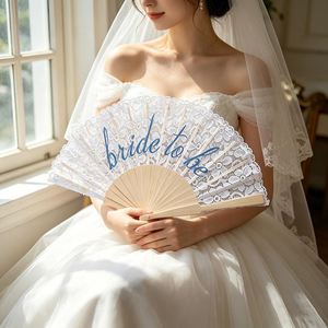 Éventail pliant en bois personnalisé avec dentelle blanche pour future mariée, idéal pour enterrement de vie de jeune fille, douche nuptiale, accessoire photo, cadeau - Product Image 1