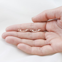 Pendientes de Nombre Personalizados de Lujo TD Trendy, Aretes de Acero Inoxidable Chapados en Oro de 18K con Placa de Nombre Personalizada para Mujer, Regalo para Damas de Honor