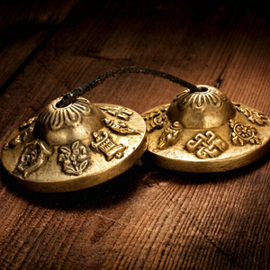Címbalos Tingsha Tibetanos Hechos a Mano con Tono Armónico Cálido para Práctica Espiritual - Product Image 1