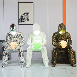 Statua Moderna di Arte Occidentale, Figura Umana a Grandezza Naturale, Uomo con T-shirt in Posizione Eretta e Seduta, Scultura Illuminata in Colore Cromo - Product Image 2