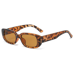 Lunettes de soleil carrées rétro vintage pour femmes de vente chaude avec abat-jour en plastique rectangulaire Logo personnalisé <span class=keywords><strong>sur</strong></span> <span class=keywords><strong>lentille</strong></span> cadre en PC - Product Image 4