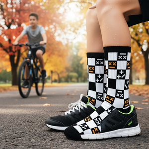 Chaussettes de sport à motif damier Plus Minus pour garçons, tricotées de haute qualité, respirantes et anti-transpiration pour les sports d'automne et le cyclisme - Product Image 3