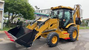 Una Macchina Sostituisce Due Unità: Escavatore Compatto Cat 420F per Ristrutturazioni Urbane e Costruzione di Infrastrutture Agricole - Product Image 2