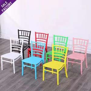 Chaises pour enfants en résine plastique empilables à dossier croisé rose, très vendues pour les hôtels, les mariages, les événements, les banquets et les fêtes - Product Image 3