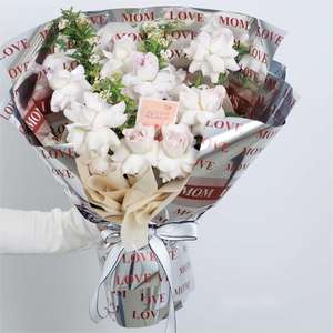 Papel de Regalo de Flores de Película Plástica de PP Impermeable con Diseño Impreso de LUJO de 58*58 cm/pcs con la Leyenda LOVE MOM para el Día de la Madre - Product Image 5