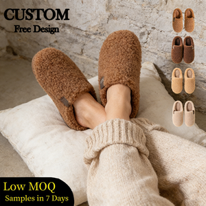 Mules en polaire Teddy pour femmes avec logo personnalisé, pantoufles en peluche pour la maison avec étiquette tissée personnalisée pour un usage intérieur - Product Image 1