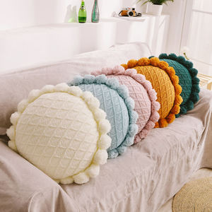 Coussin décoratif en acrylique tricoté à texture tournesol avec 21 adorables boules de poils rondes lavables - Product Image 6
