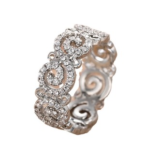 Anello Traforato con Motivi Floreali per Donne, Gioiello da Dito Scintillante e alla Moda - Product Image 1
