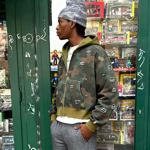Sweat à capuche ample à épaules tombantes avec fermeture éclair, imprimé camouflage vintage en patchwork personnalisé - Product Image 3