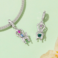Breloque de chaise plaquée argent avec incrustation de zircon rose, bleu et vert, pendentif classique en alliage pour cadeau unisexe
