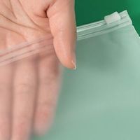 Sachets d'emballage à fermeture éclair pour vêtements personnalisés transparents givrés Sacs d'emballage en plastique zip-lock pour vêtements