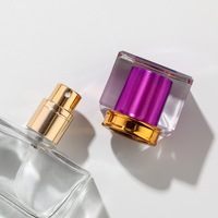 Botol parfum kaca persegi mewah elegan 30ml & 50ml dengan pompa semprot gulung berbagai topi 100ml cetakan layar Volume