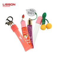 Tube de brillant à lèvres vide de luxe personnalisé en usine, emballage mignon en plastique pour baume à lèvres avec porte-clés