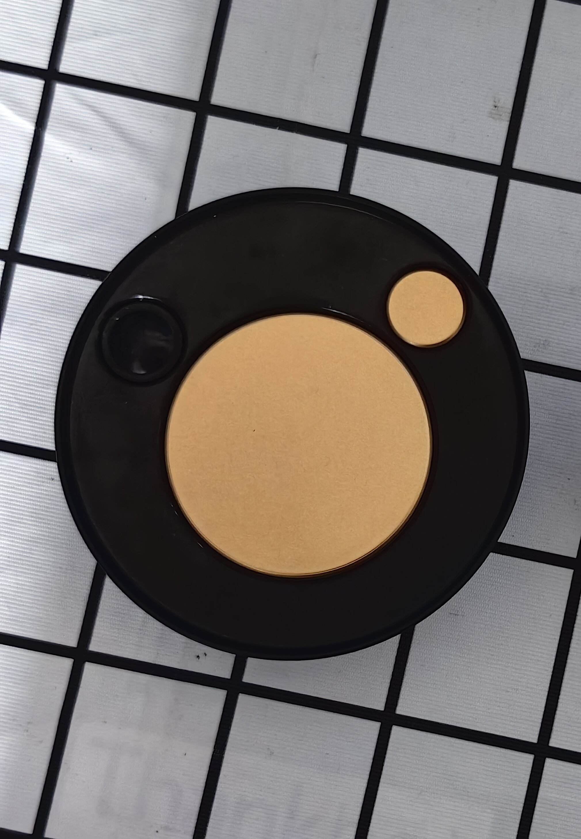 สีทองและสีดำ