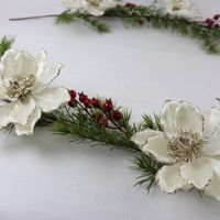 Neue Umweltfreundliche Handgefertigte Plastik-Weihnachtsbeeren-Zweige Roter Kranz Magnolien-Kiefernzweig-Girlande Hängende Dekoration für Feiertags-Szenen