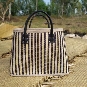 Varios Colores seagrass bolso con mango de cuero - Product Image 6