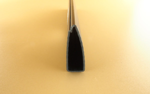 Profils triangulaires en plastique noir pour supermarchés et hôpitaux, écologiques, durables, en PVC extrudé, design moderne en UPVC - Product Image 2
