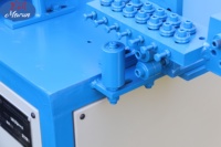 Machine à fabriquer des fils barbelés galvanisés de type droit, utilisée pour les clôtures à fils barbelés